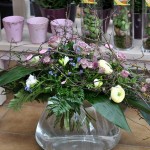 Blumenstrauß in Glasvase fachmännisch gesteckt