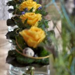 Gelbe Rosen auf der Fensterbank in Glasvasen