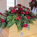 Sargschmuck - rote Rosen - Biancas Blumenstil - Gersfeld Rhön